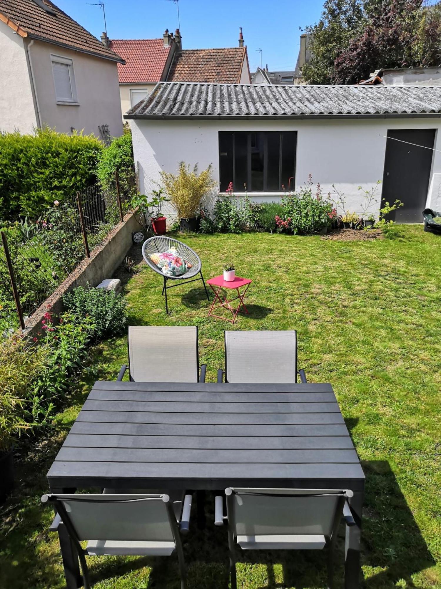 Maison Proche Centre Et Circuit Avec Jardin Hébergement de vacances *